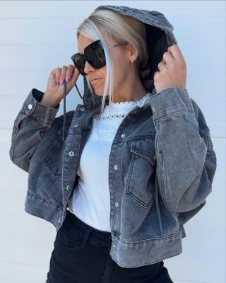 Nadčasová dámská džíska se zapínáním na druky...volnější OVER kousek, který vypadá vážně TOP 🔝👌🫶 Mrkni na...