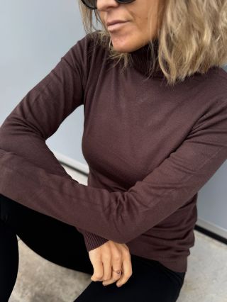 ✨ Dámský rolákový svetr v trendy barvách – letošní HIT sezóny! Vínová a hnědá prostě vedou 🤎🍷 Stylový, trendy a...